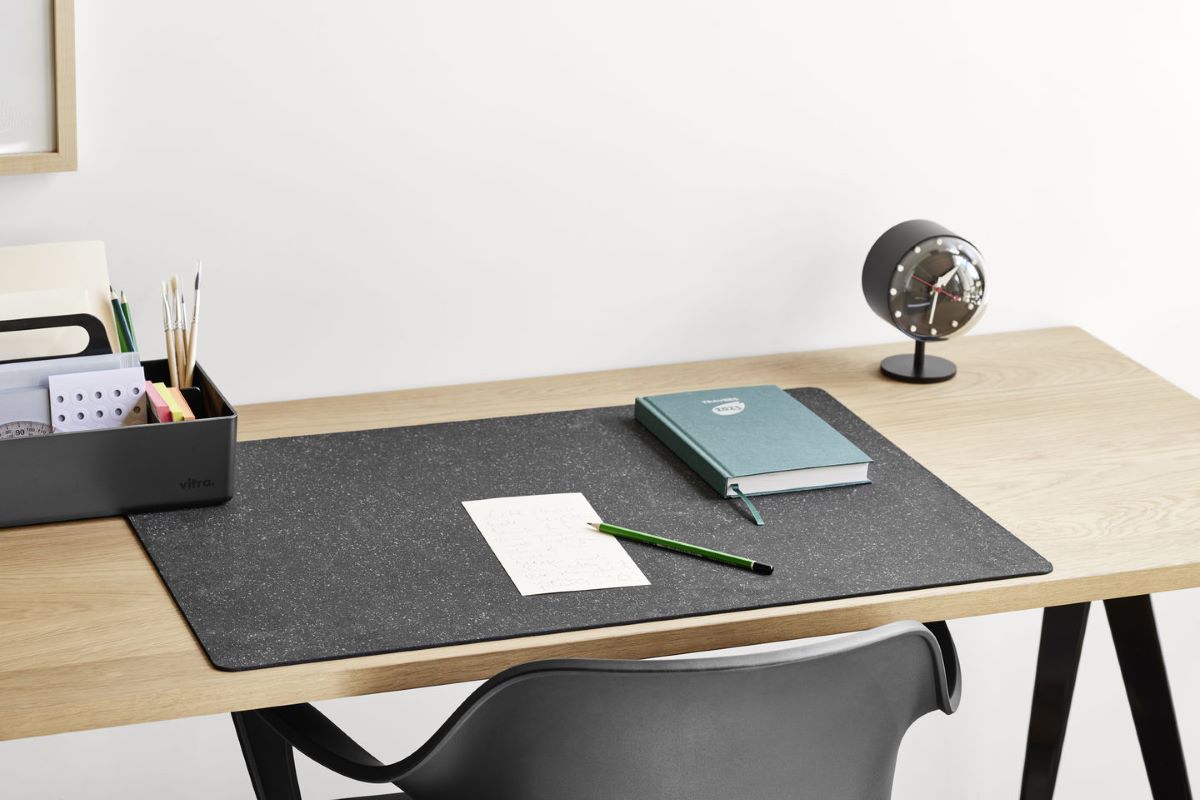 https://bo.alinhadavizinha.com/FileUploads/produtos/acessorios/casa/215_067_01_desk-clocks_night-clock_latao-preto_3.jpg