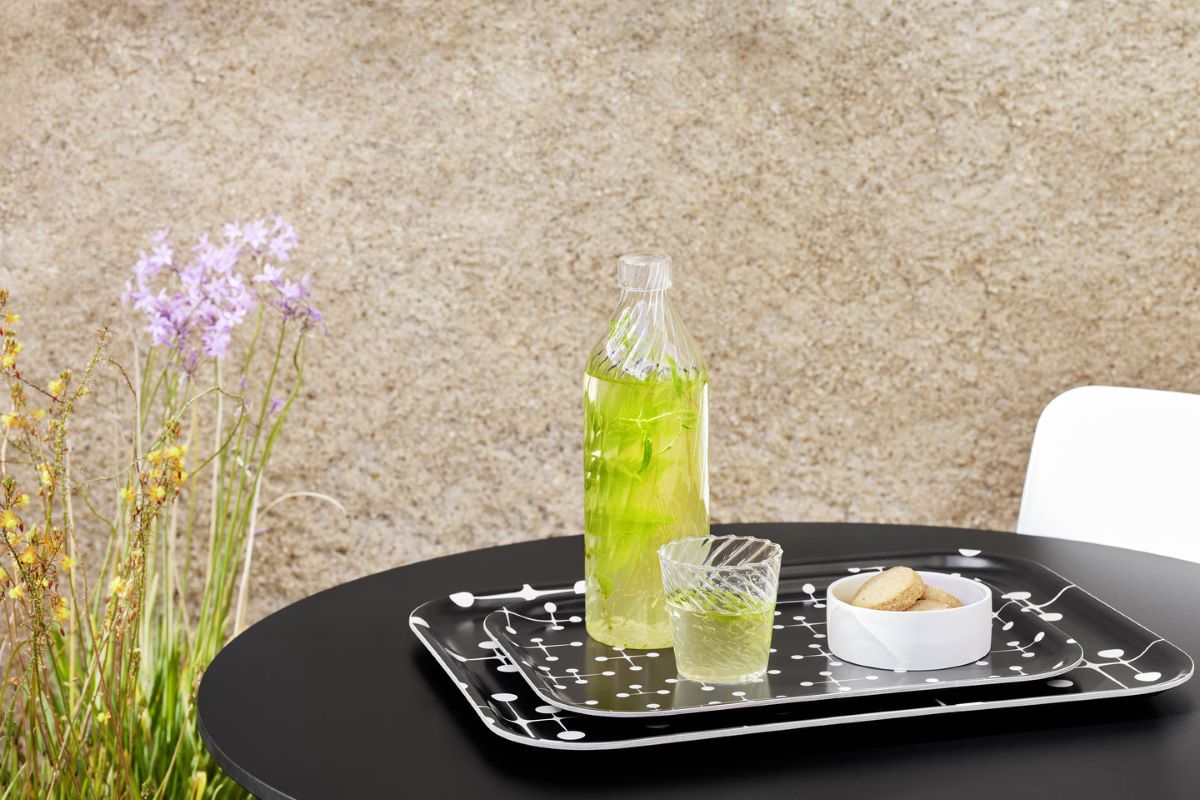 https://bo.alinhadavizinha.com/FileUploads/produtos/acessorios/casa/215_107_02_classic-trays_m_dot-pattern-reverse-dark_3.jpg