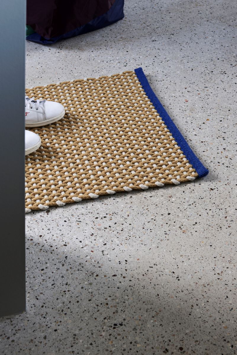 https://bo.alinhadavizinha.com/FileUploads/produtos/acessorios/casa/ab366_d799_door-mat_amarelo_02.jpg