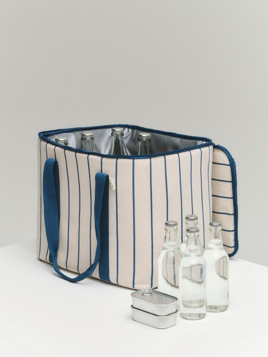 https://bo.alinhadavizinha.com/FileUploads/produtos/acessorios/cozinha/ae963_a602_as29_outdoor-market-cooler-bag_03.jpg