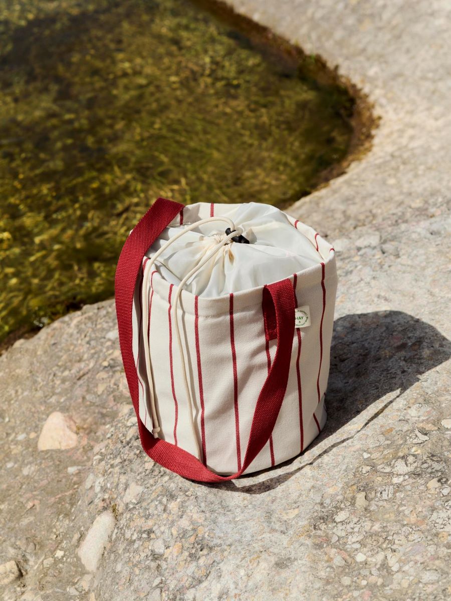 https://bo.alinhadavizinha.com/FileUploads/produtos/acessorios/cozinha/ae964_a602_as26_outdoor-market-bottle-bag_02.jpg