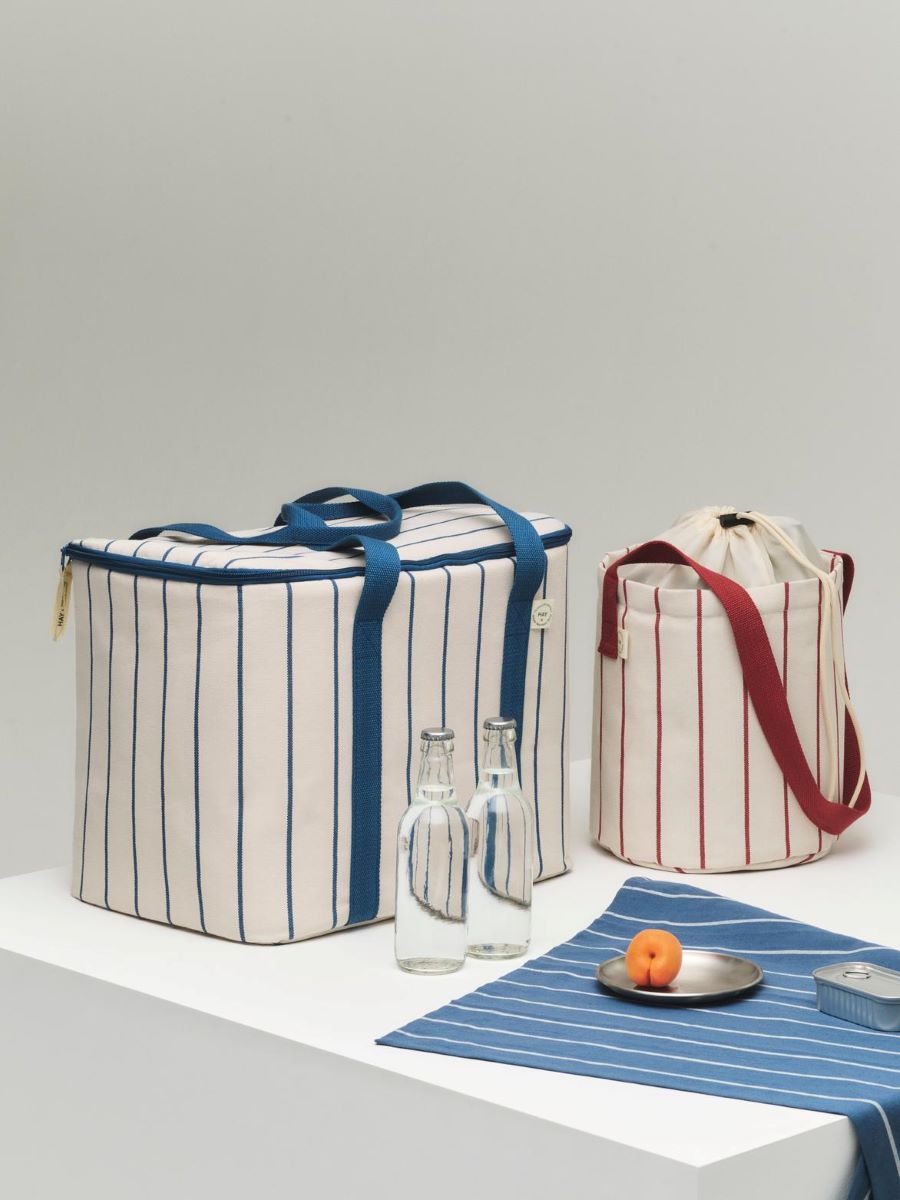 https://bo.alinhadavizinha.com/FileUploads/produtos/acessorios/cozinha/ae964_a602_as26_outdoor-market-bottle-bag_03.jpg