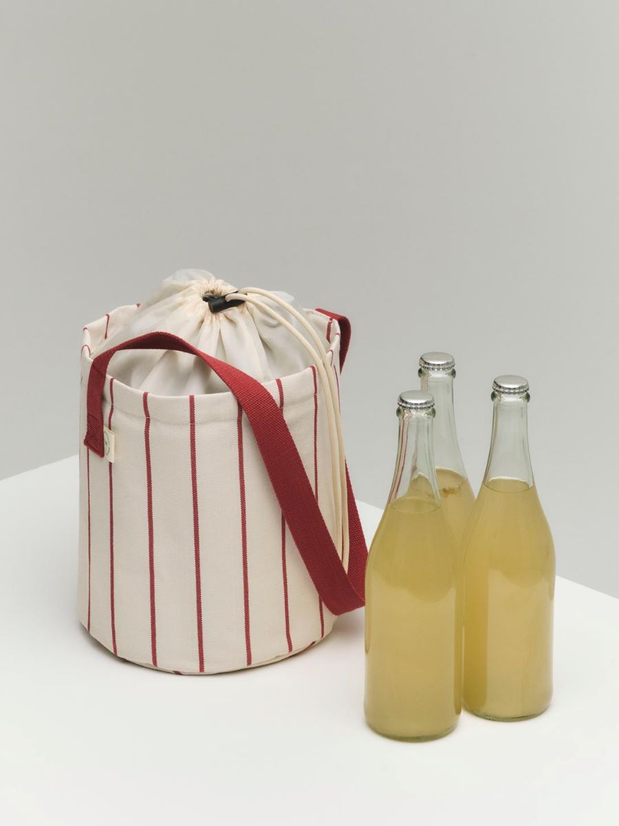 https://bo.alinhadavizinha.com/FileUploads/produtos/acessorios/cozinha/ae964_a602_as26_outdoor-market-bottle-bag_04.jpg