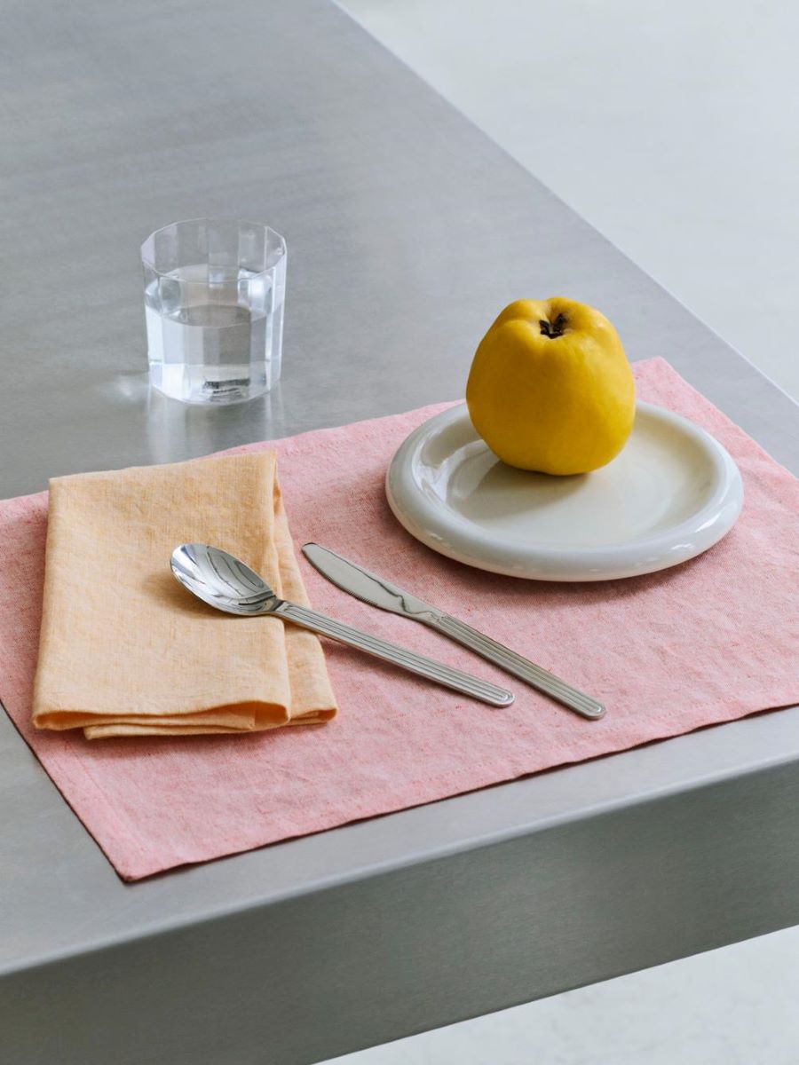 https://bo.alinhadavizinha.com/FileUploads/produtos/acessorios/cozinha/ae984_a908_at82_tavolo-napkin_placemat-set-of-4_coral_04.jpg
