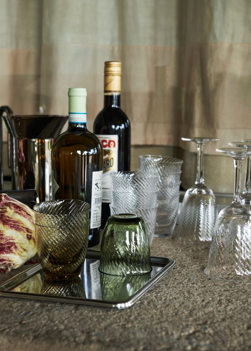 https://bo.alinhadavizinha.com/FileUploads/produtos/acessorios/cozinha/atd_retail_2024_collect-glass-sc78_collect-wine-glass-sc79_collect-carafe-sc63_momento-jug-jh38.jpg