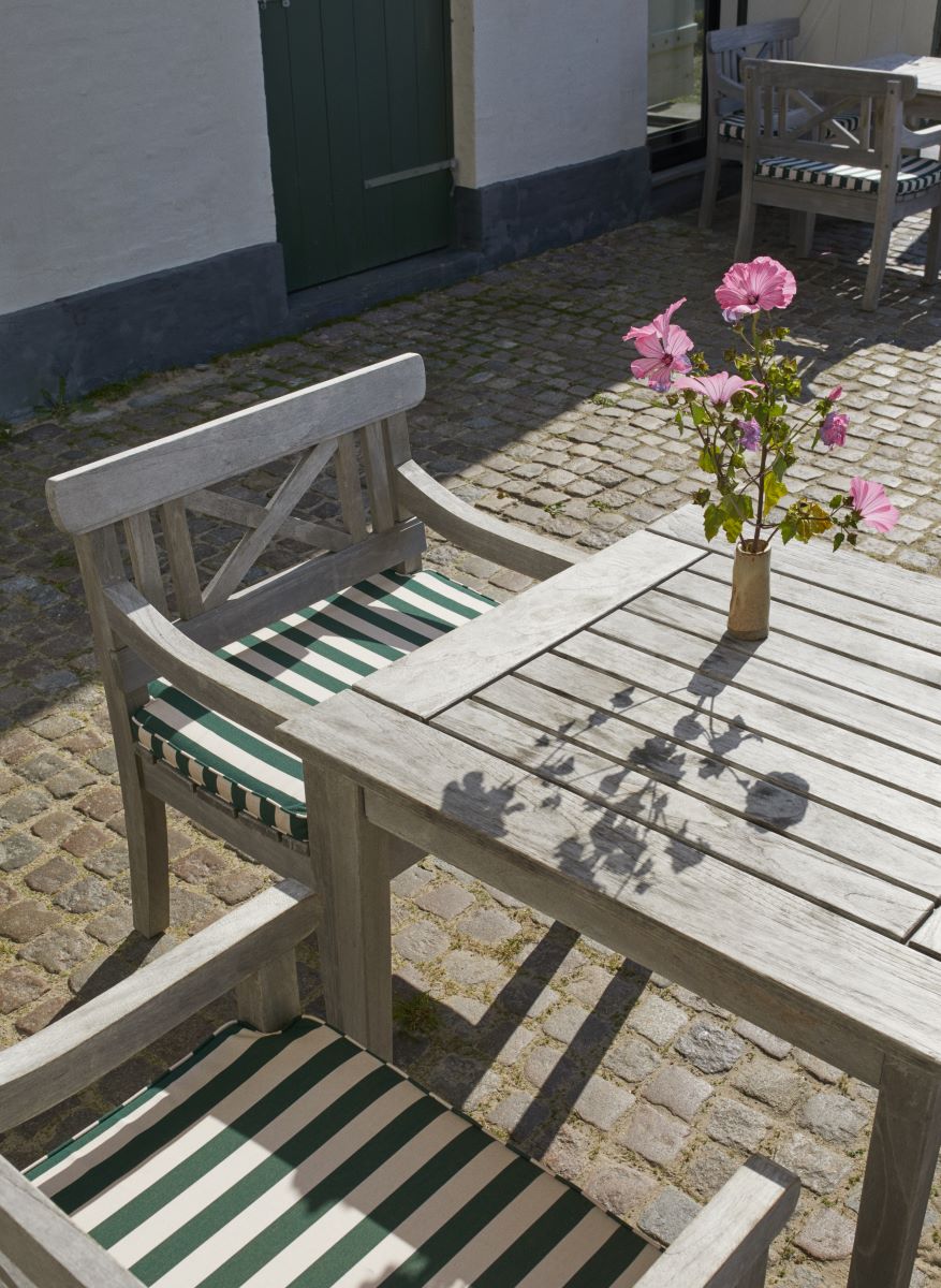 https://bo.alinhadavizinha.com/FileUploads/produtos/acessorios/exterior/1960221_drachmann-chair-cushion_verde_riscas_2.jpg
