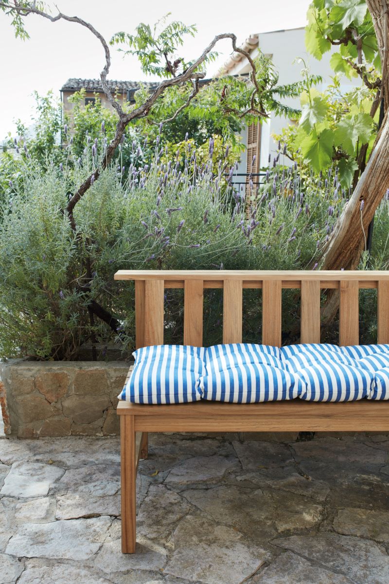 https://bo.alinhadavizinha.com/FileUploads/produtos/acessorios/exterior/1960968_barriere-cushion_125x43_azul-marinho-riscas_2.jpg