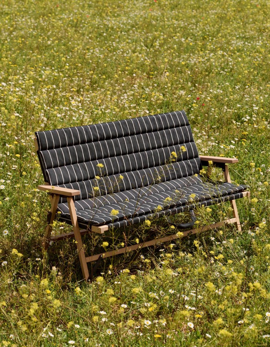 https://bo.alinhadavizinha.com/FileUploads/produtos/acessorios/exterior/ae975_e864_outdoor-market-folding-sofa_preto_07.jpg