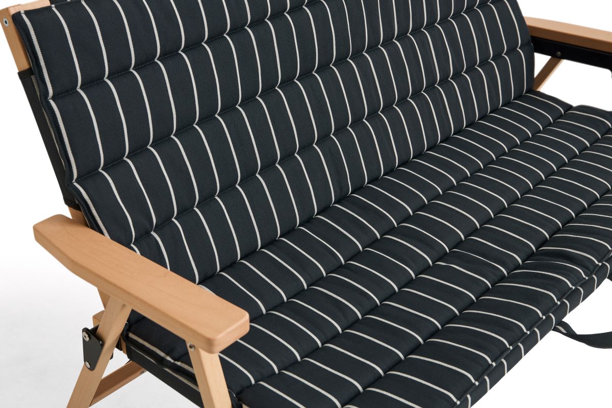 https://bo.alinhadavizinha.com/FileUploads/produtos/acessorios/exterior/ae976_e864_outdoor-market-sofa-cushion_preto_02.jpg