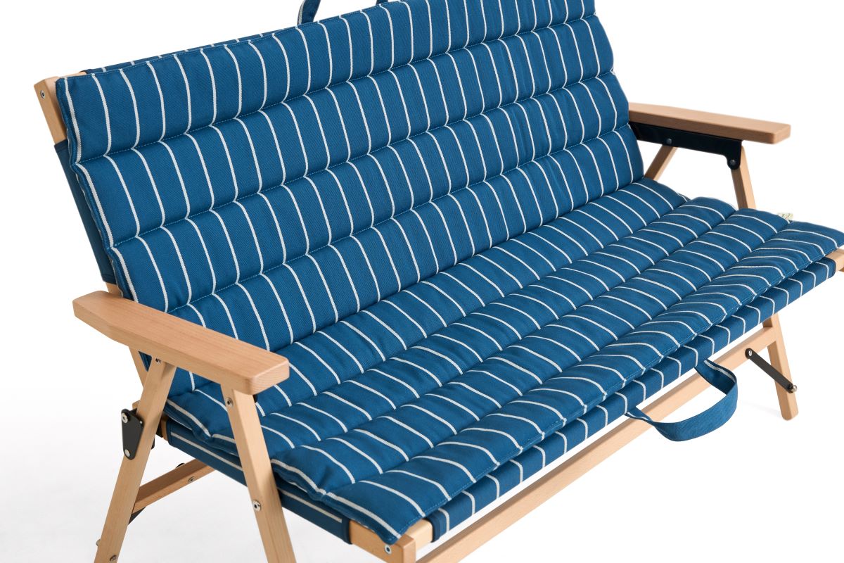 https://bo.alinhadavizinha.com/FileUploads/produtos/acessorios/exterior/ae976_e865_outdoor-market-sofa-cushion_azul_02.jpg