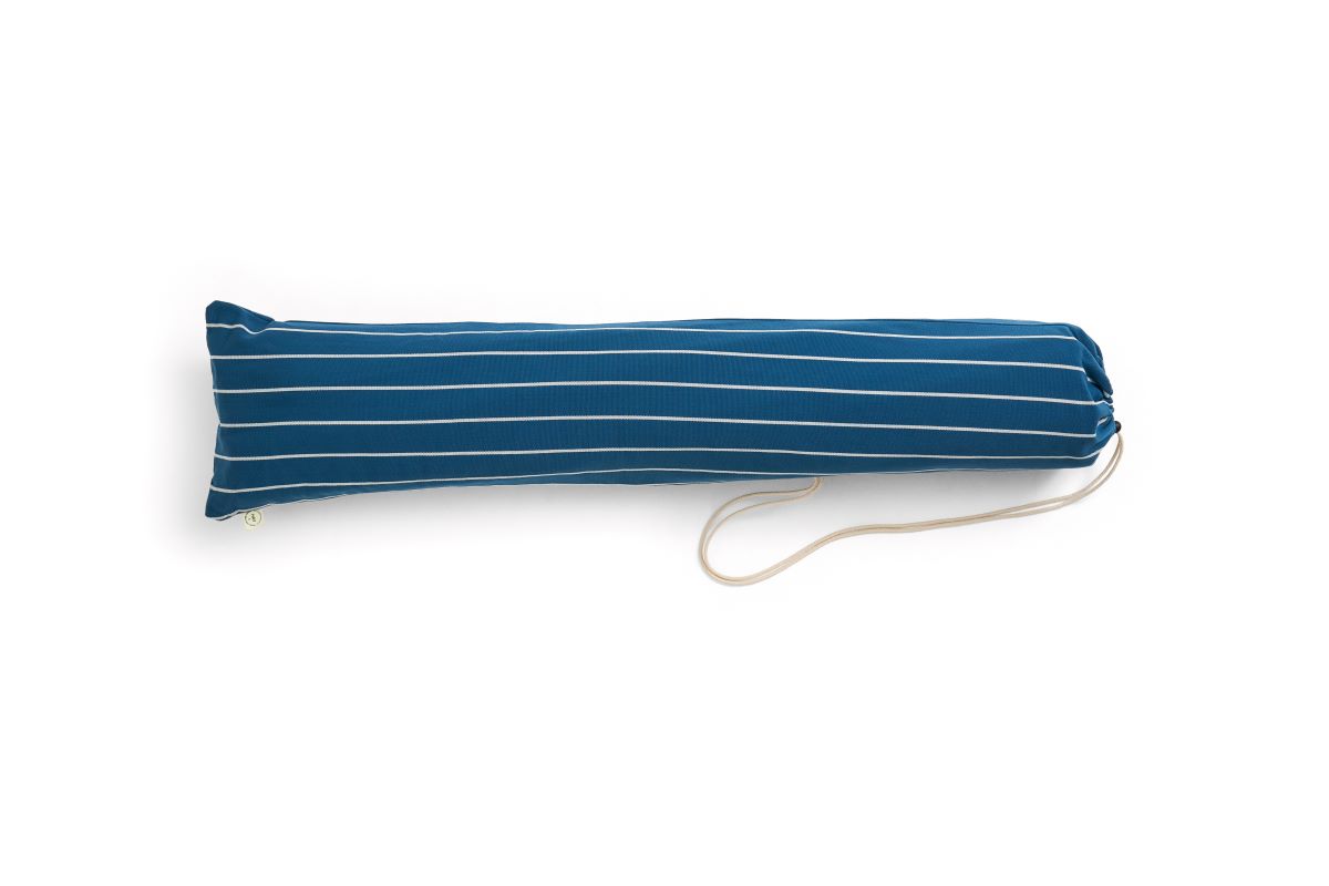 https://bo.alinhadavizinha.com/FileUploads/produtos/acessorios/exterior/ae976_e865_outdoor-market-sofa-cushion_azul_03.jpg