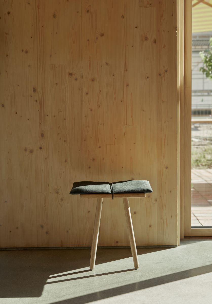 https://bo.alinhadavizinha.com/FileUploads/produtos/acessorios/texteis/1930401_georg-stool_cushion-set-stool-and-bar-stool_cinzento-escuro_1.jpg