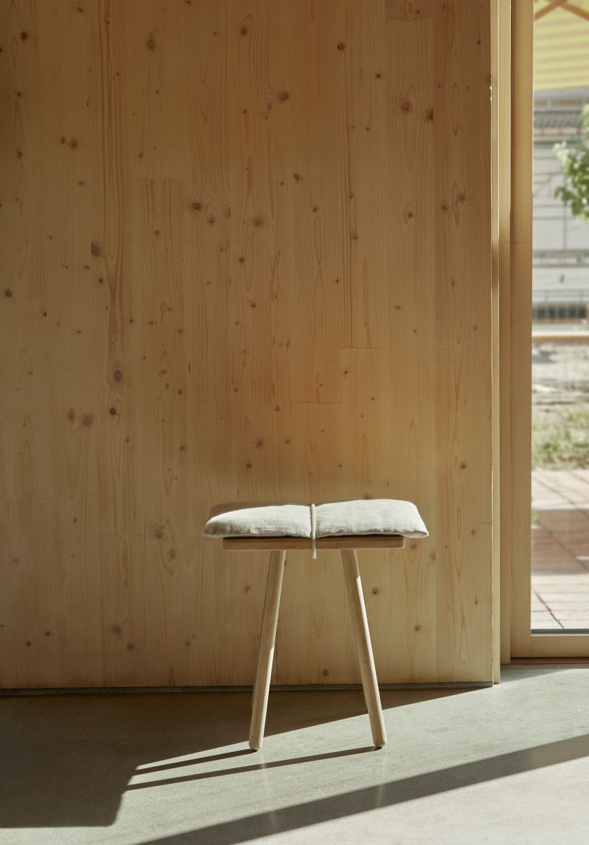 https://bo.alinhadavizinha.com/FileUploads/produtos/acessorios/texteis/1930403_georg-stool_cushion-set-stool_linho_2.jpg