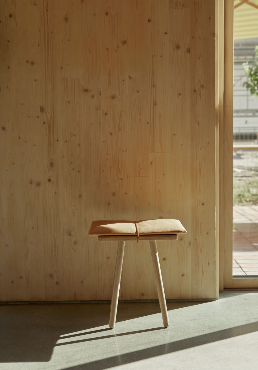 https://bo.alinhadavizinha.com/FileUploads/produtos/acessorios/texteis/1930404_georg-stool_cushion-set-stool_couro_3.jpg