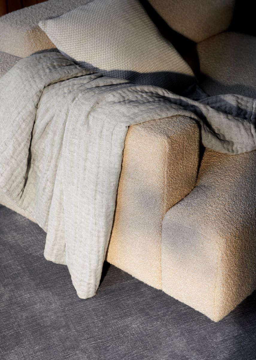 https://bo.alinhadavizinha.com/FileUploads/produtos/acessorios/texteis/atd_retail_2022_collect-throw-sc81_collect-cushion-sc28-sc48_develius-ev1-ev7...jpg