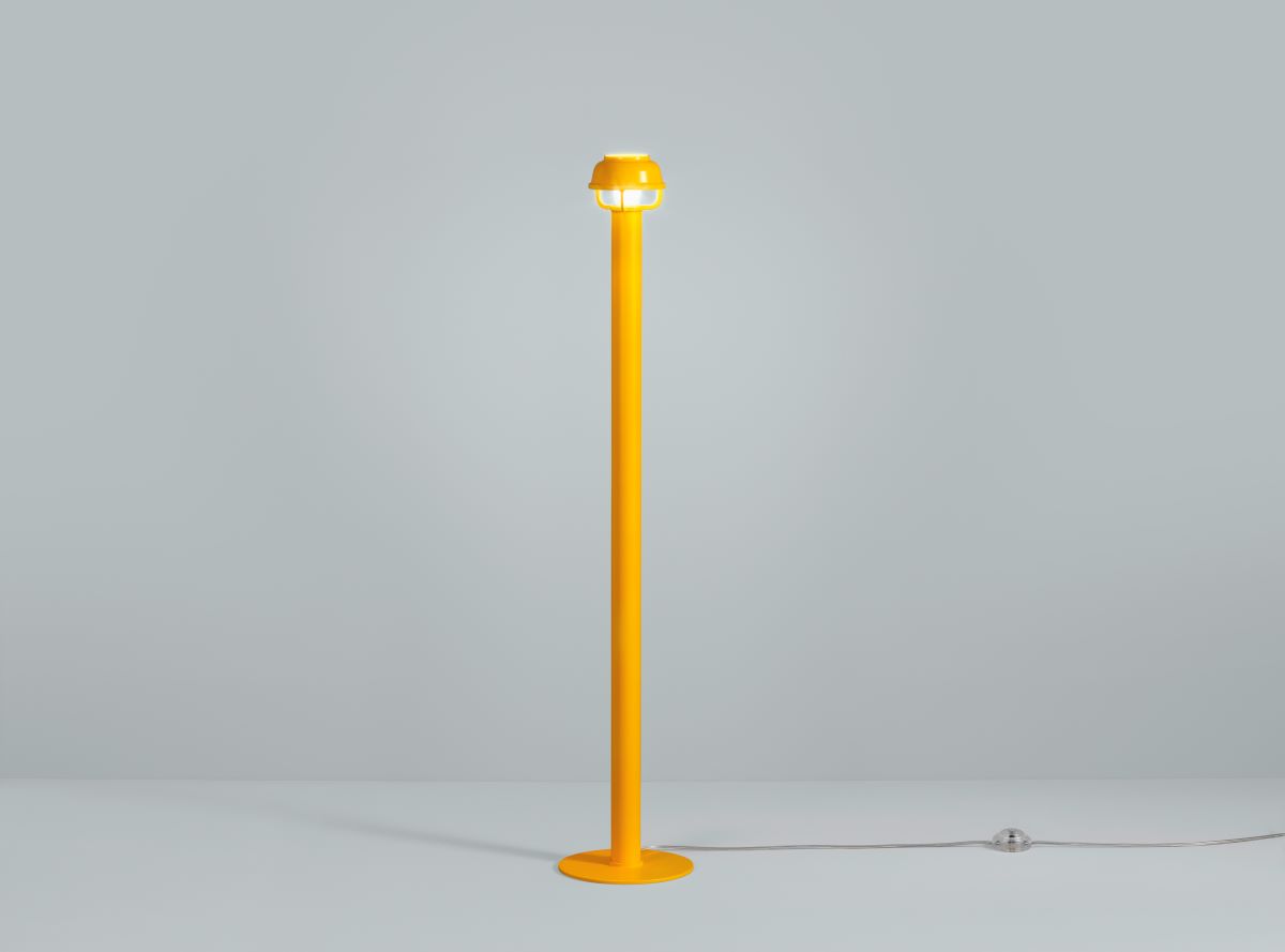 https://bo.alinhadavizinha.com/FileUploads/produtos/iluminacao/candeeiros-de-chao/291_022_02_kori-floor-light_laranja_2.jpg