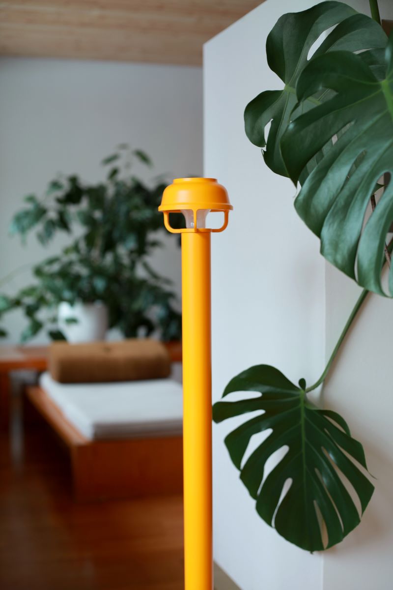 https://bo.alinhadavizinha.com/FileUploads/produtos/iluminacao/candeeiros-de-chao/291_022_02_kori-floor-light_laranja_3.jpg