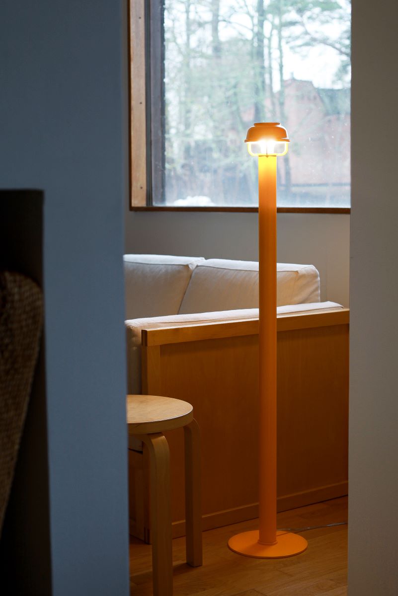 https://bo.alinhadavizinha.com/FileUploads/produtos/iluminacao/candeeiros-de-chao/291_022_02_kori-floor-light_laranja_4.jpg