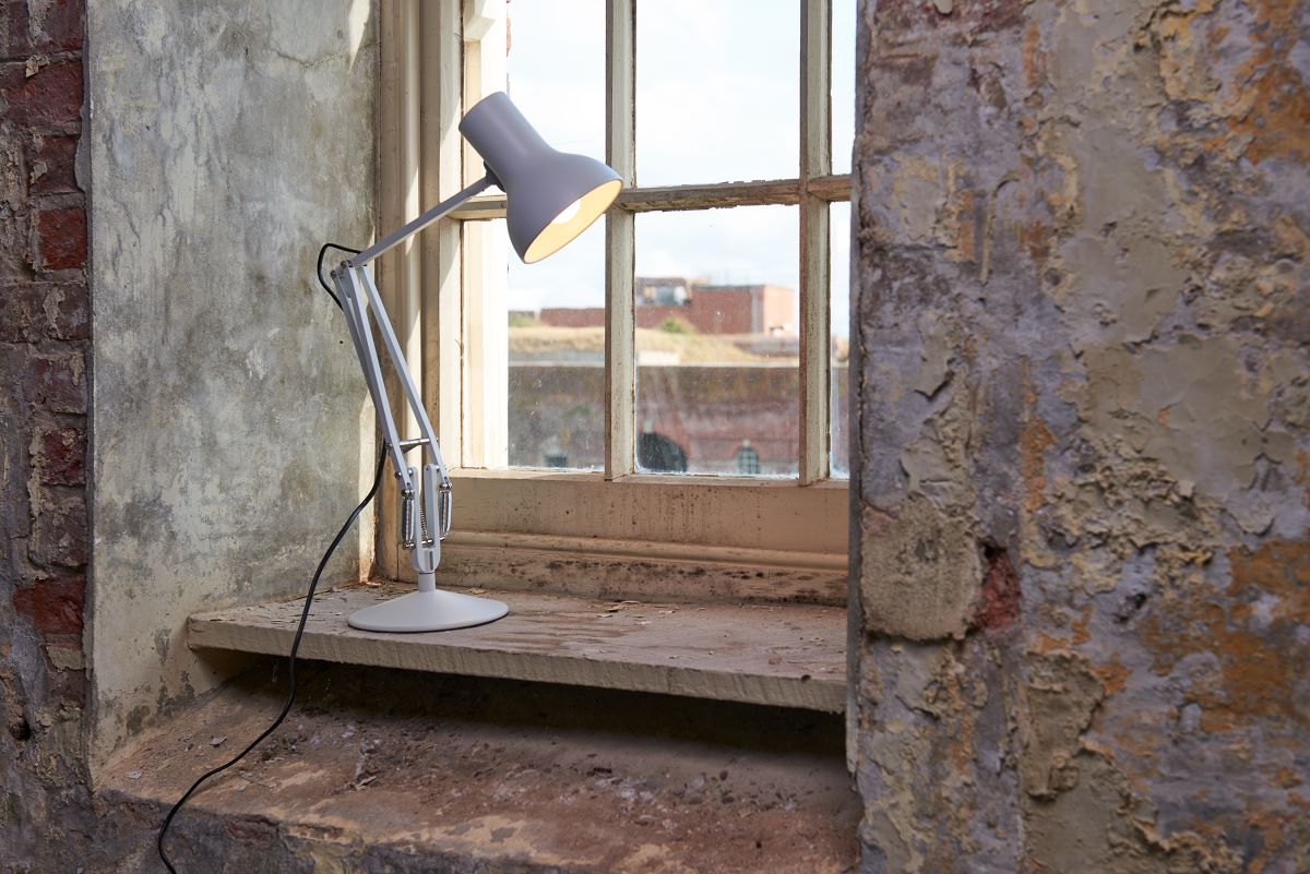 https://bo.alinhadavizinha.com/FileUploads/produtos/iluminacao/candeeiros-de-mesa/32622_type-75-mini-desk-lamp_branco_5.jpg