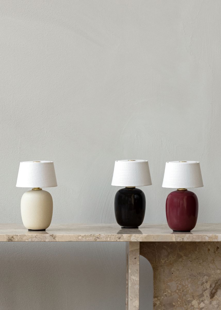 https://bo.alinhadavizinha.com/FileUploads/produtos/iluminacao/candeeiros-portateis/1290379_torso-table-lamp-portable_rubi_4.jpg