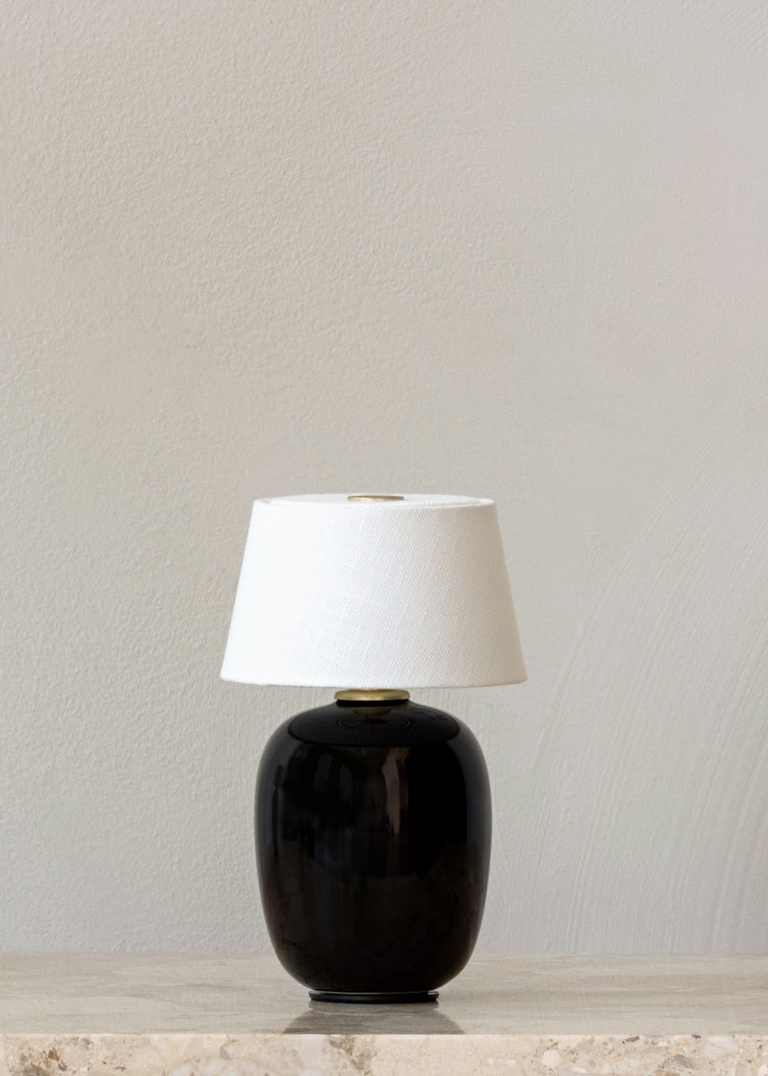 https://bo.alinhadavizinha.com/FileUploads/produtos/iluminacao/candeeiros-portateis/1290539_torso-table-lamp-portable_preto_3.jpg