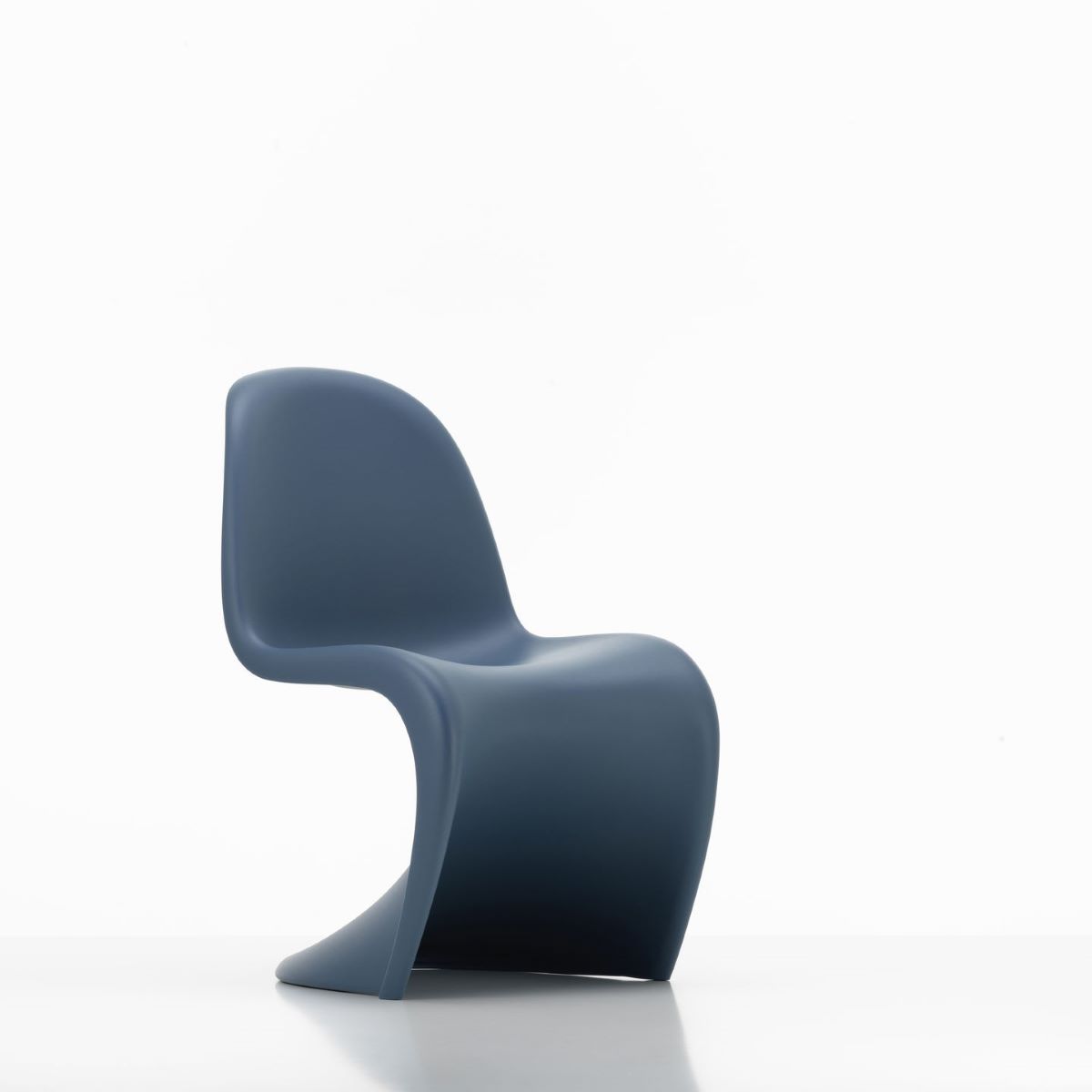 https://bo.alinhadavizinha.com/FileUploads/produtos/mobiliario/cadeiras/210_196_06_panton-junior_azul-escuro_1.jpg