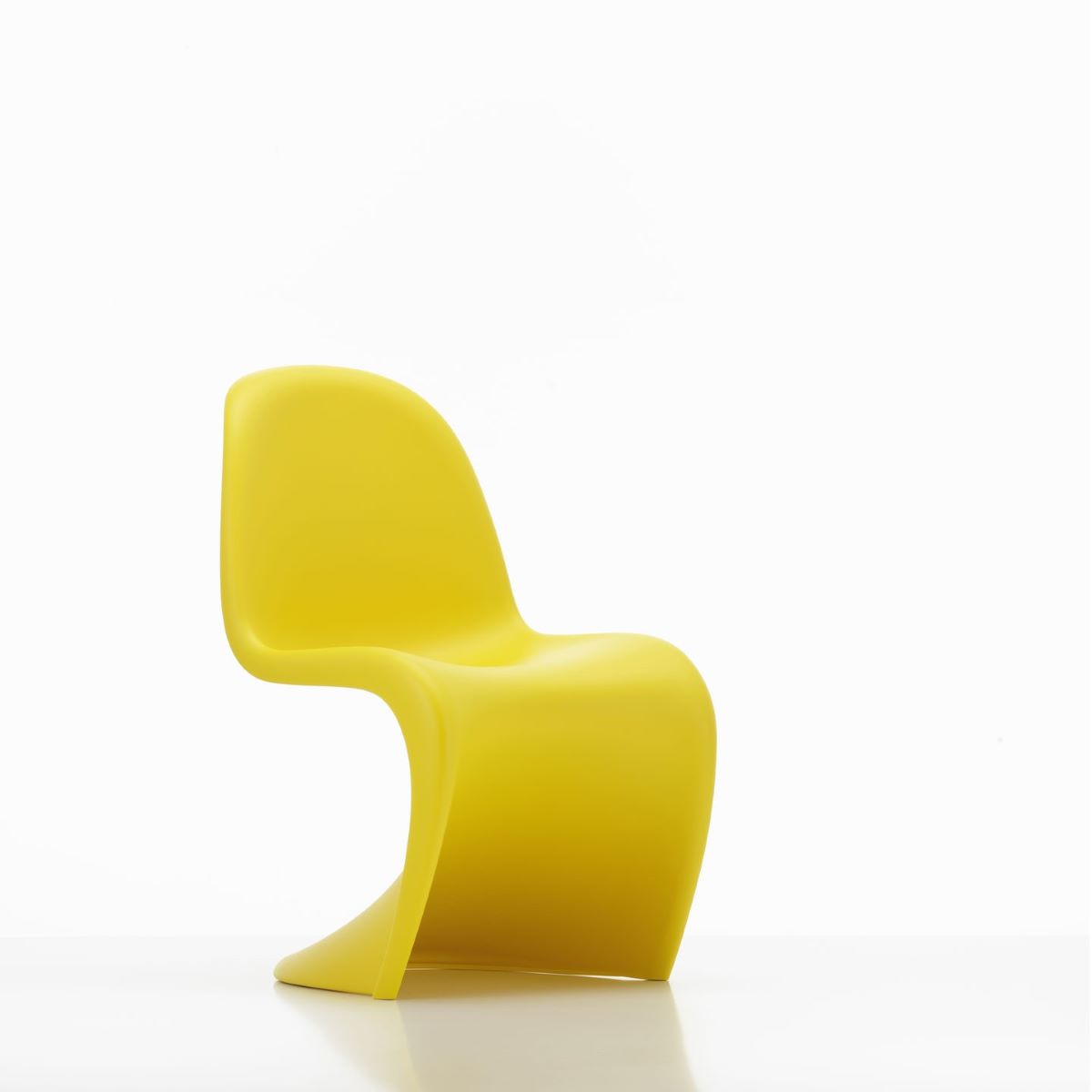 https://bo.alinhadavizinha.com/FileUploads/produtos/mobiliario/cadeiras/210_196_08_panton-junior_amarelo_1.jpg