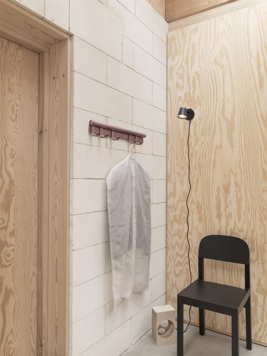 https://bo.alinhadavizinha.com/FileUploads/produtos/mobiliario/cadeiras/26052_workshop-chair_preto_2_jvb4wf1h.jpg