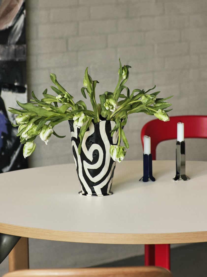 https://bo.alinhadavizinha.com/FileUploads/produtos/mobiliario/cadeiras/ab793_b592_aa51_01uf_rey-chair_vermelho-rubi_02.jpg