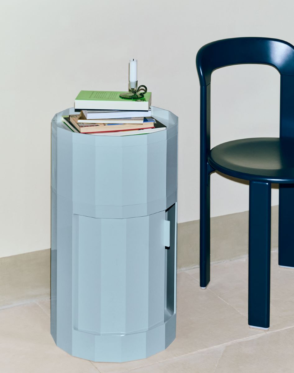 https://bo.alinhadavizinha.com/FileUploads/produtos/mobiliario/cadeiras/ab793_b598_aa51_01uf_rey-chair_azul-escuro_03.jpg