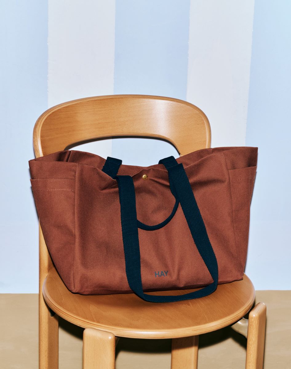 https://bo.alinhadavizinha.com/FileUploads/produtos/mobiliario/cadeiras/ab793_b601_aa51_01uf_rey-chair_dourado_03.jpg