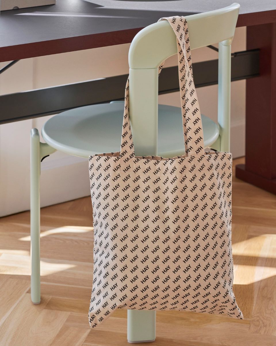 https://bo.alinhadavizinha.com/FileUploads/produtos/mobiliario/cadeiras/ab793_b610_aa51_01uf_rey-chair_verde-menta_02.jpg