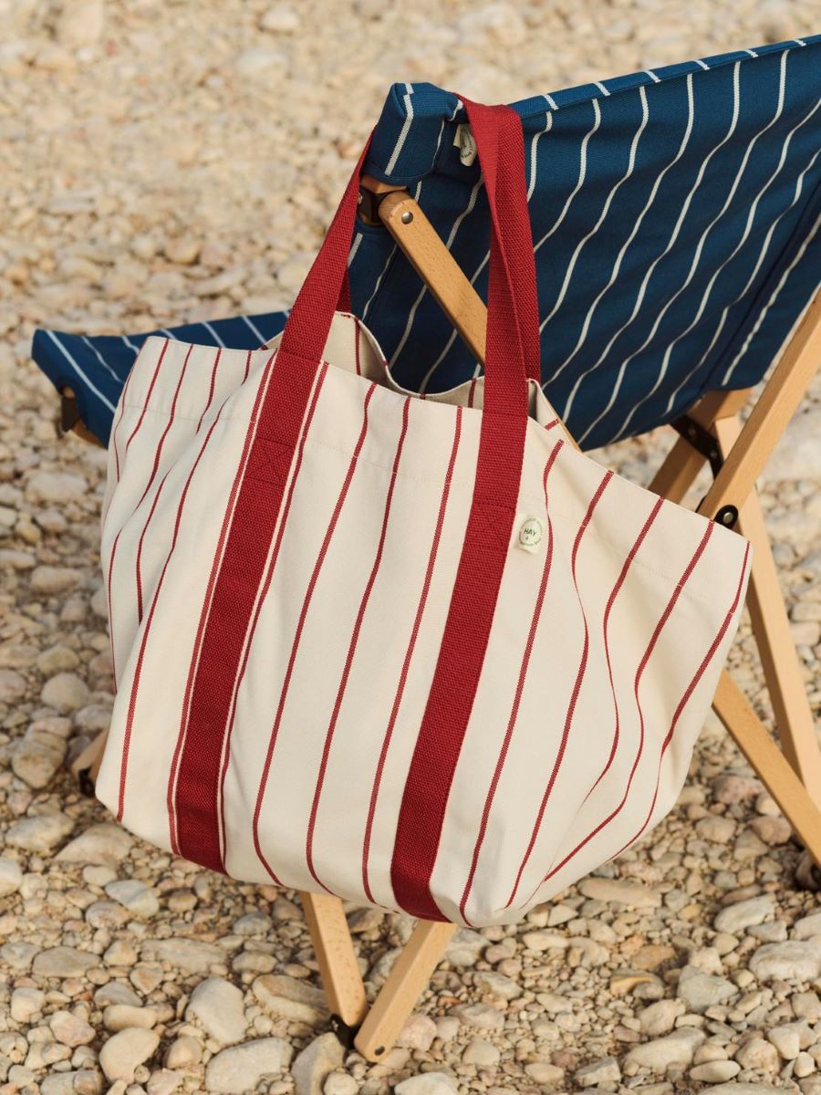https://bo.alinhadavizinha.com/FileUploads/produtos/mobiliario/exterior/ae974_e865_outdoor-market-folding-chair_azul_06.jpg