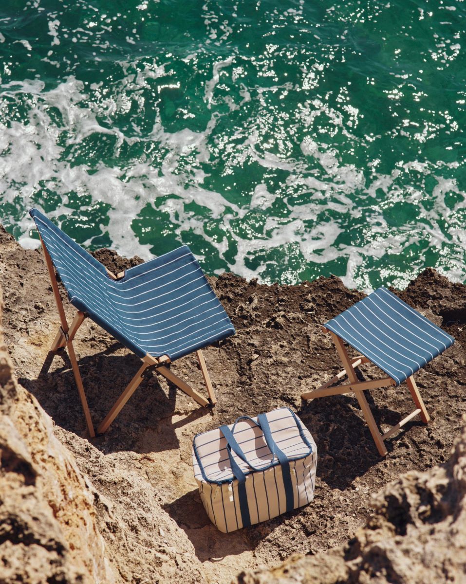 https://bo.alinhadavizinha.com/FileUploads/produtos/mobiliario/exterior/ae974_e865_outdoor-market-folding-chair_azul_10.jpg