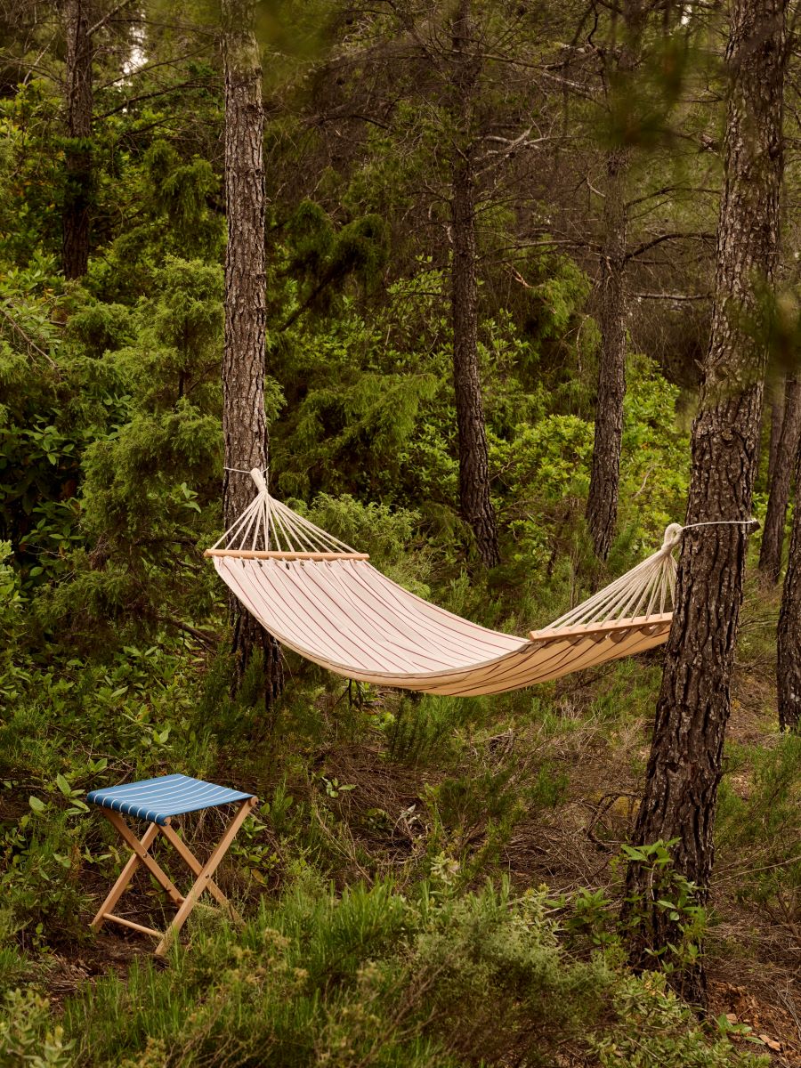 https://bo.alinhadavizinha.com/FileUploads/produtos/mobiliario/exterior/ae978_e863_outdoor-market-hammock_bege_03.jpg
