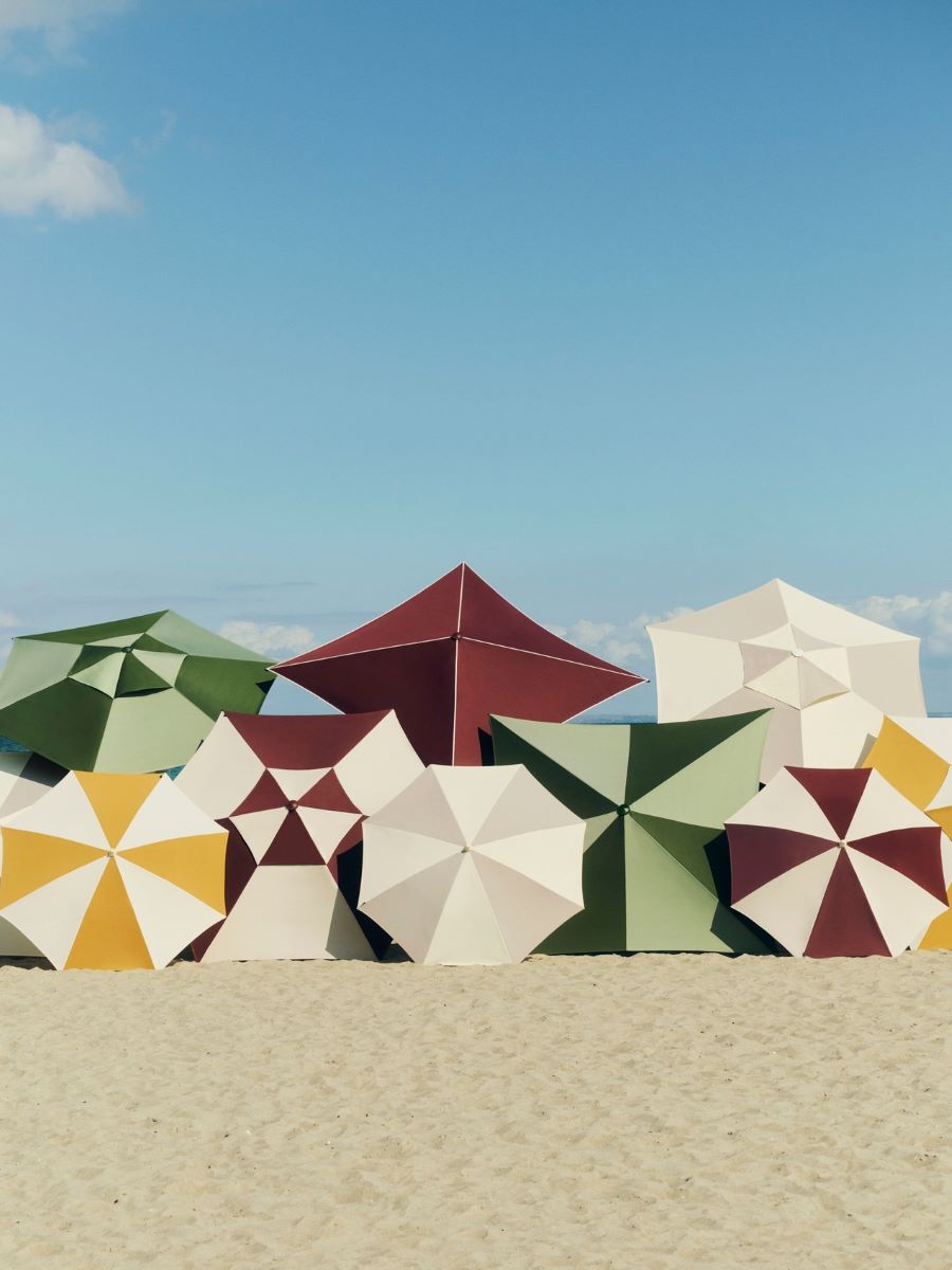 https://bo.alinhadavizinha.com/FileUploads/produtos/mobiliario/exterior/af578_f623_au95_terrazza-parasol-hexagon_bordo_07.jpg