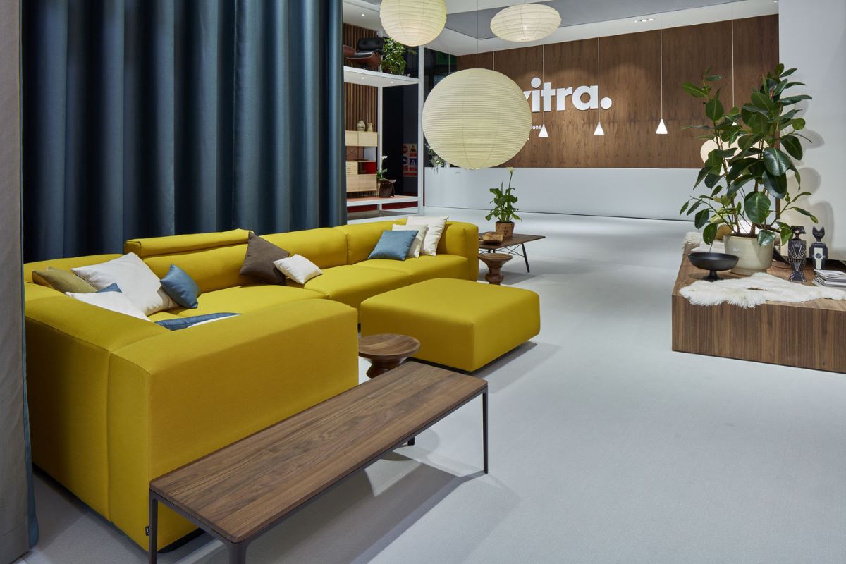 https://bo.alinhadavizinha.com/FileUploads/produtos/mobiliario/mesas/210_543_25_plate-table_41x113_carvalho-escuro-envernizado-e-base-preta_2.jpg