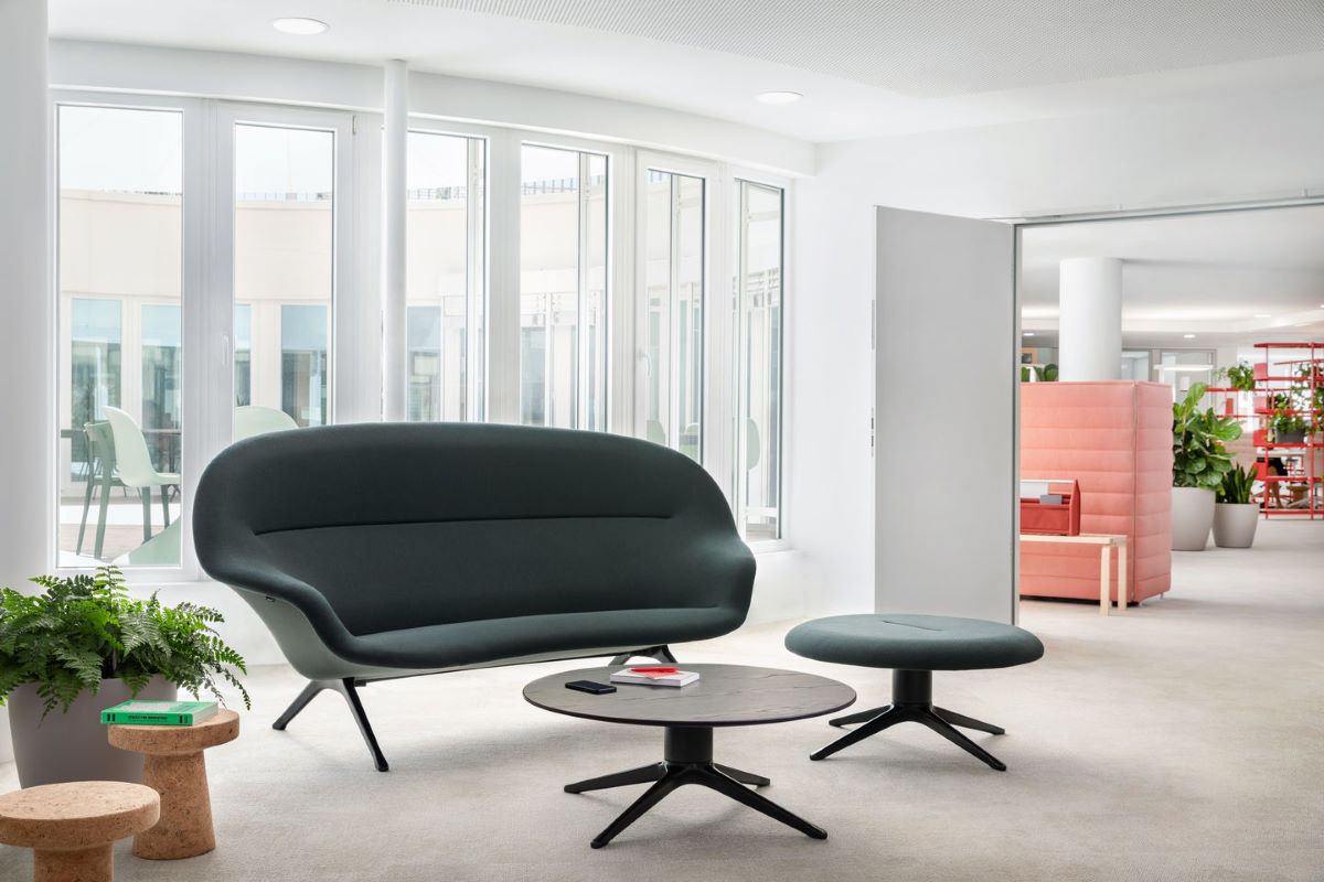 https://bo.alinhadavizinha.com/FileUploads/produtos/mobiliario/mesas/210_743_12_c1s04_abalon-table_carvalho-escuro-envernizado-e-base-preta_2.jpg