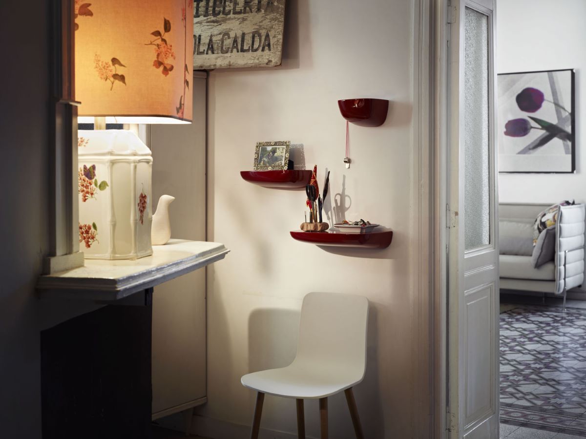 https://bo.alinhadavizinha.com/FileUploads/produtos/mobiliario/mesas/215_060_03_corniches_s_vermelho_3.jpg