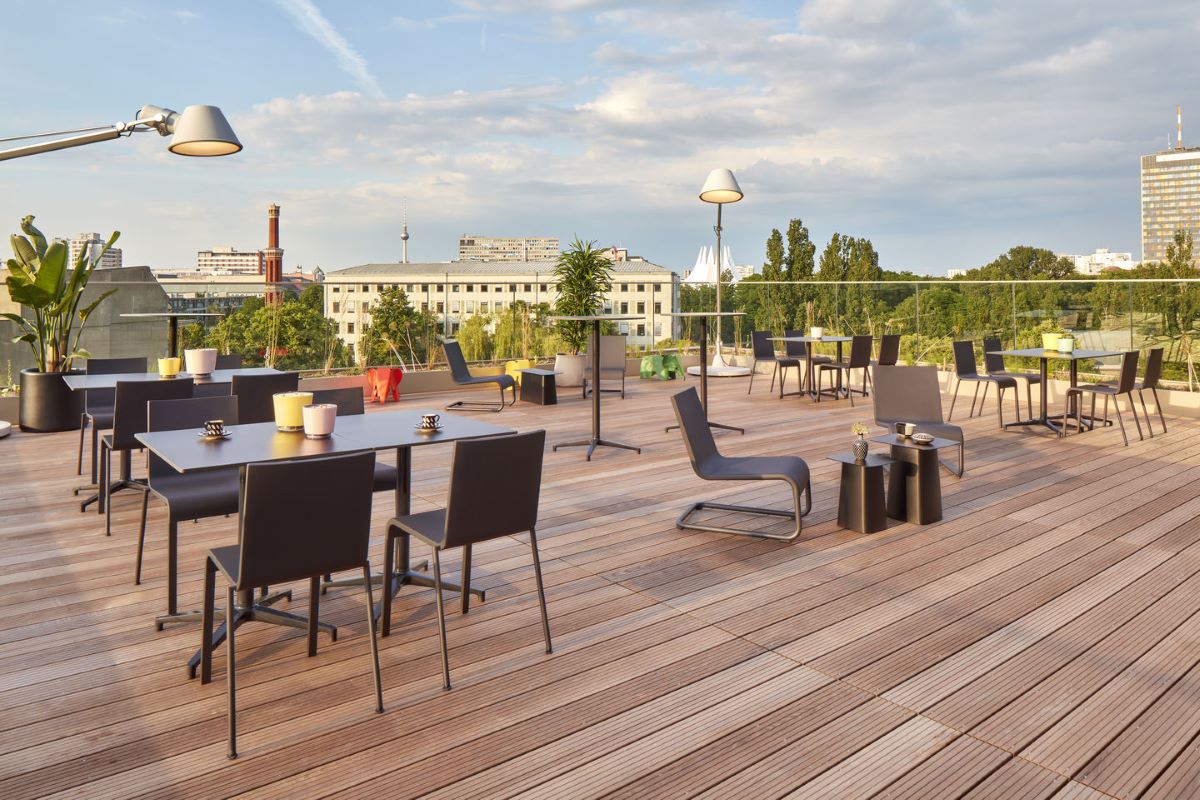 https://bo.alinhadavizinha.com/FileUploads/produtos/mobiliario/mesas/443_007_3005_bistro-table-outdoor_rectangular_preto_2.jpg